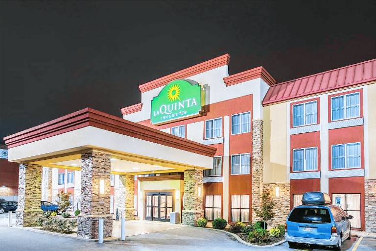 La Quinta Inn & Suites by Wyndham O'Fallon, IL - St. Louis — photo 2