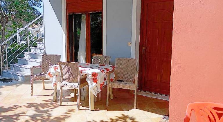 Apartment with patio & yard | Dogs allowed — photo 5