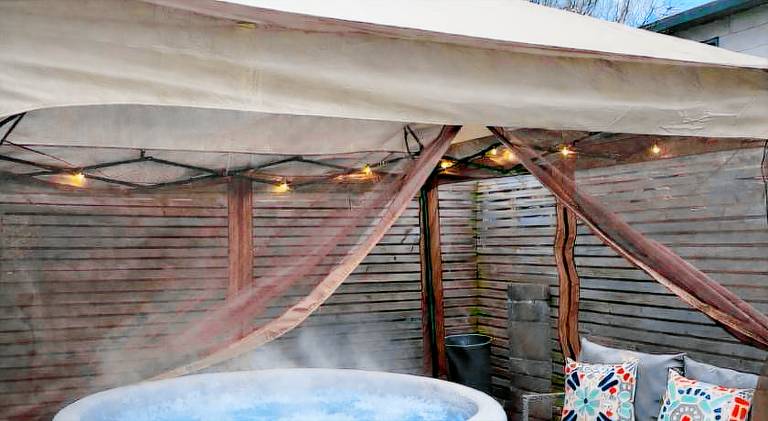 Vacation home with hot tub — photo 5