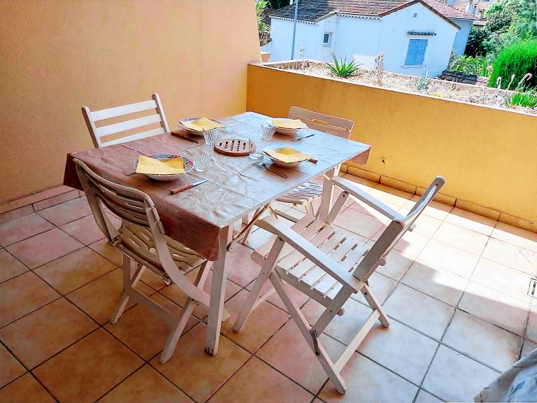 Air-Conditioned Studio with Sleeping Area and 10m² South-Facing Terrace in Cavalaire-sur-Mer