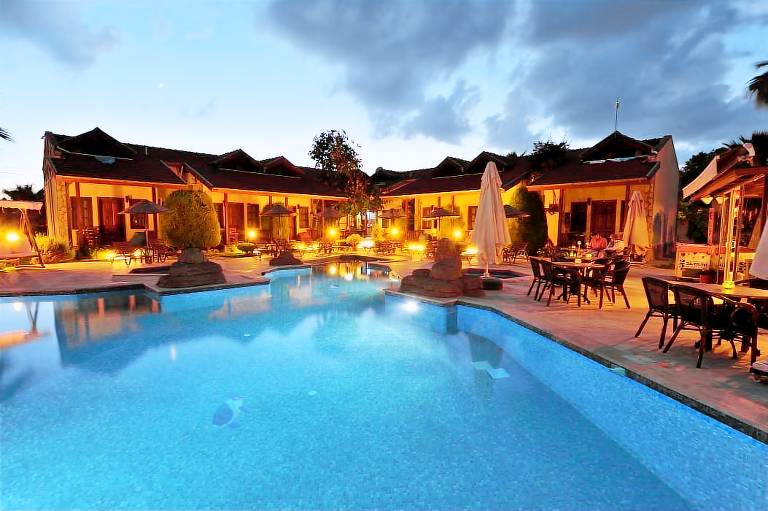 Lodge with terrace, BBQ & pool in Ortaca