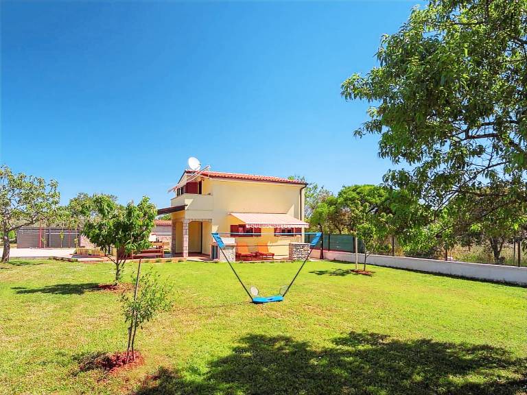 Vacation home with barbeque & terrace — photo 5