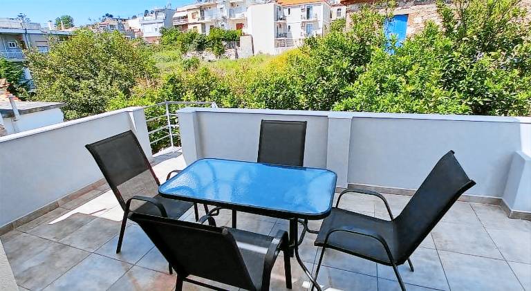 Fully equipped vacation home with patio | Pet-friendly — photo 4