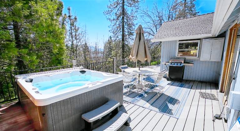 House with hot tub | Dogs allowed in Oakhurst, CA