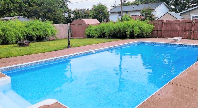 Vacation home with pool — photo 4