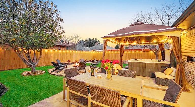 Fully equipped charming house with yard, hot tub & barbeque | Suitable for remote work | Dogs allowed in Dallas, TX