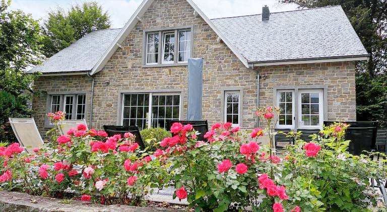 Vacation home with 6 rooms for 12 persons in Liege