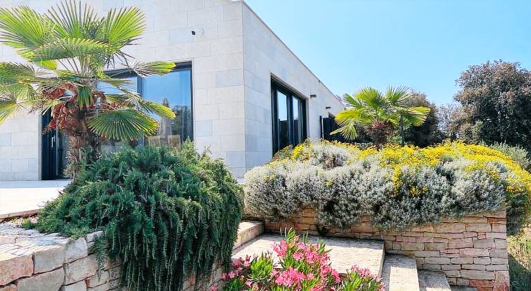Ample villa with BBQ, patio & yard | Pets allowed — photo 4