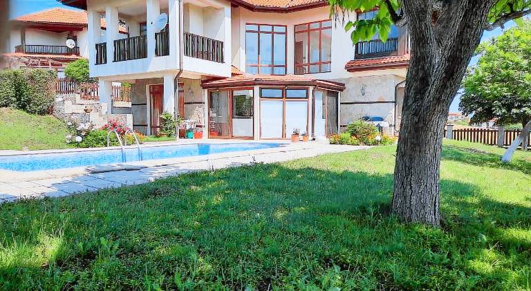 Nice villa with BBQ, private pool & terrace | Pets allowed in Pomorie