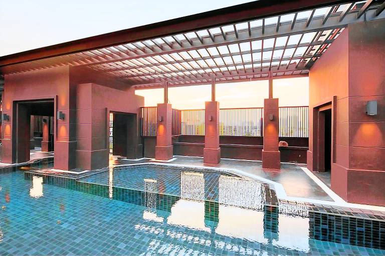Serviced apartment with patio & pool | Pet-friendly — photo 3