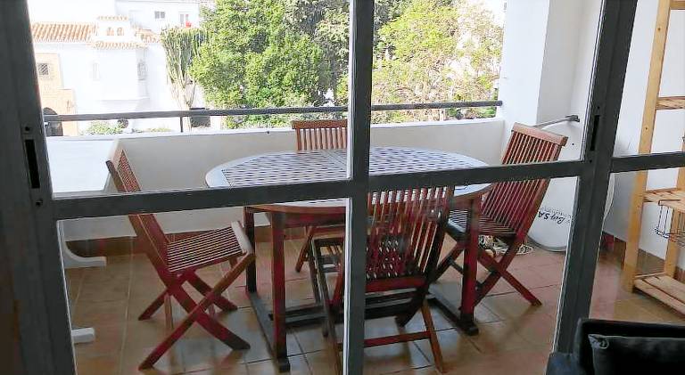 Apartment with pool — photo 4
