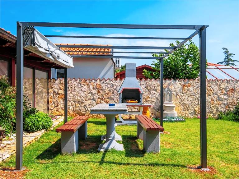 House with patio & barbeque in Medulin