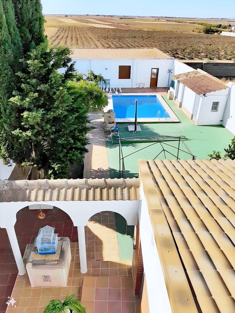 Vacation home with BBQ, patio & pool — photo 2