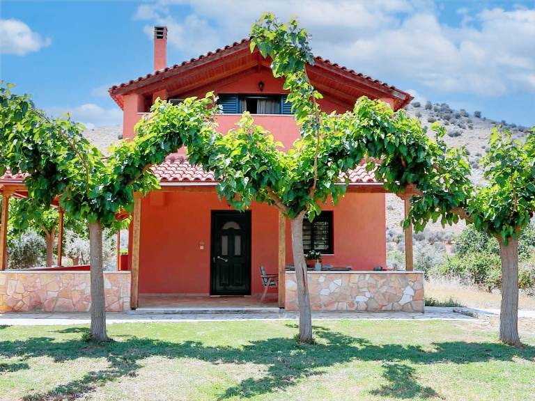 Family-oriented wonderful house with terrace, grill & yard | Pets allowed — photo 2