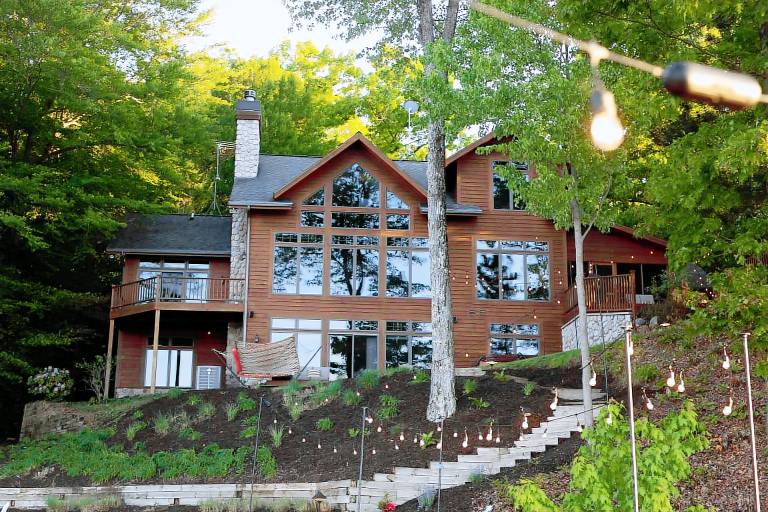 House  Canadian Lakes