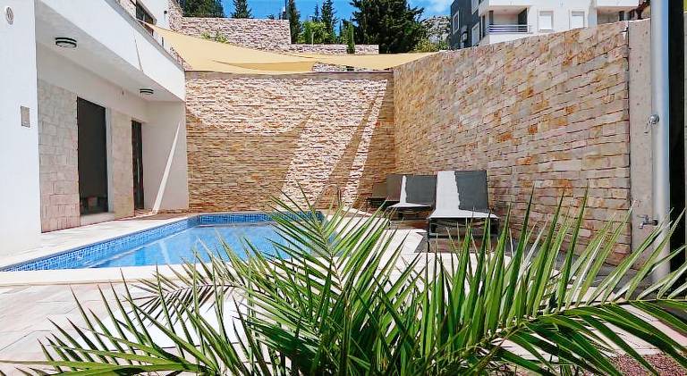 Holiday apartment with garden, BBQ & private pool | Pets allowed in Starigrad