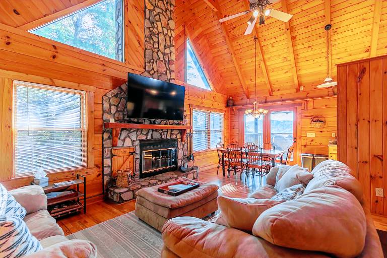 Whispering Ridge Retreat - 7 mins. to downtown Boone, hot tub, great views, pool table! — photo 3