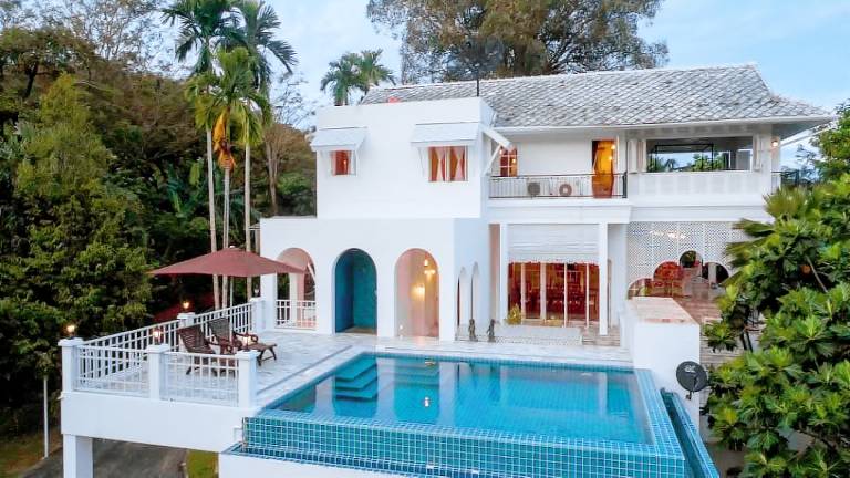 House with hot tub, pool & BBQ — photo 4