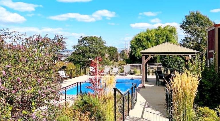 Vacation home with hot tub, yard & terrace — photo 5