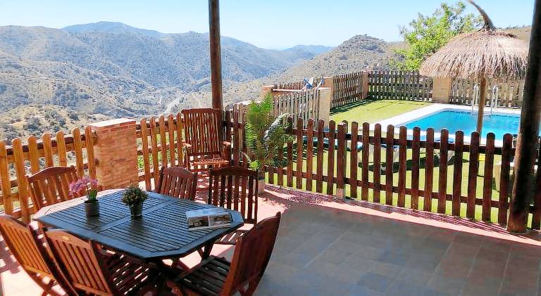 Chalet with private pool, barbecue & terrace — photo 3