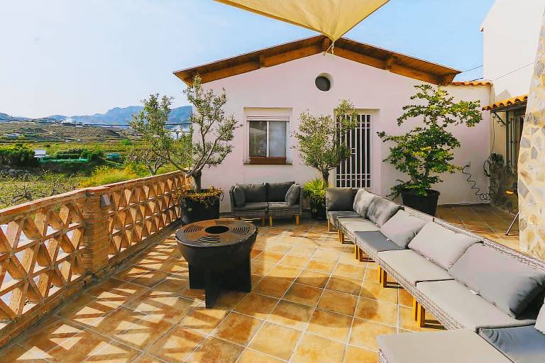 Villa with patio, BBQ & private pool — photo 5