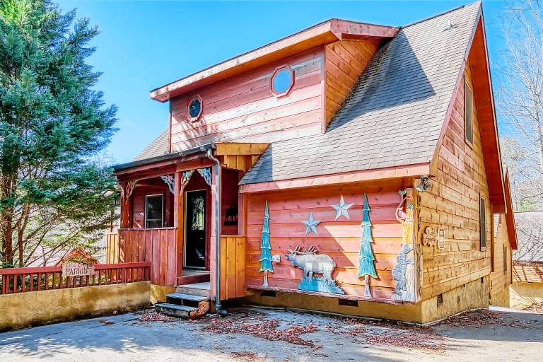 Fully equipped cabin with hot tub, pool & barbecue | River view | Pet-friendly in Pigeon Forge, TN