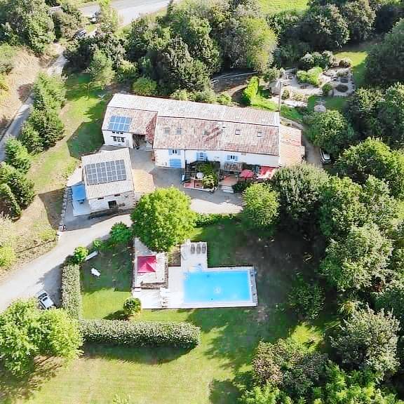 Gite with patio, garden & grill in Foix