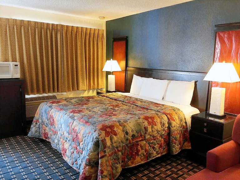 The River Inn & Suites — photo 5