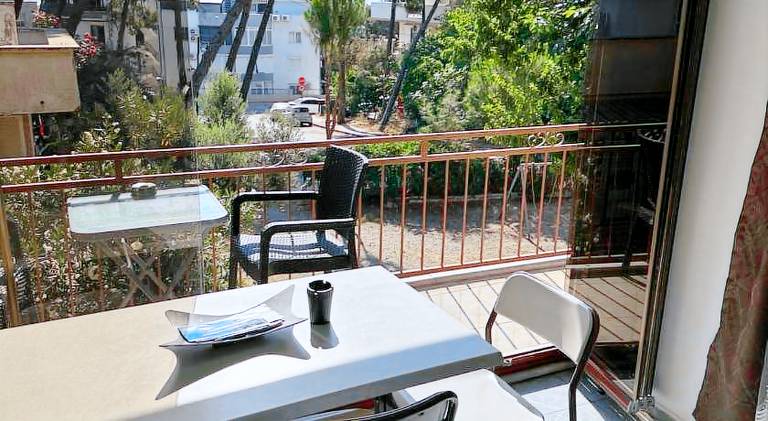 Holiday apartment with barbecue, terrace & yard — photo 3