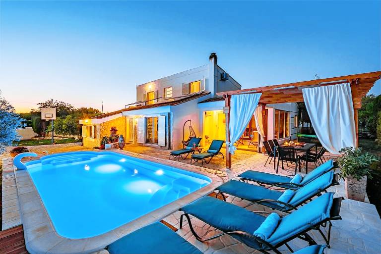Family-oriented house with garden, patio & private pool | Pets allowed — photo 4