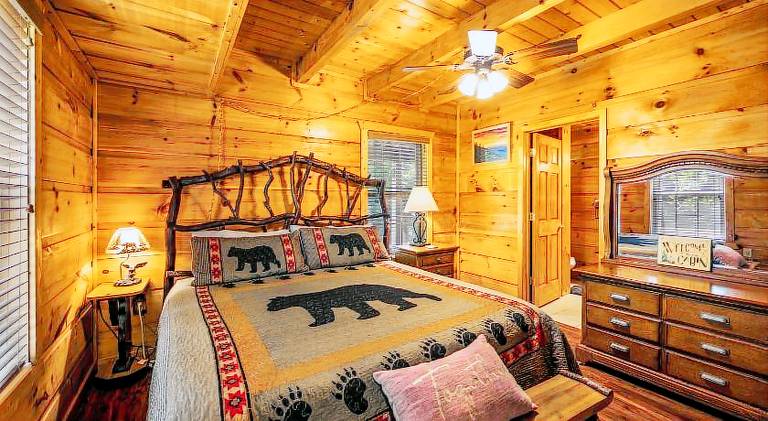 Vacation home with jacuzzi | Pets are welcome in Gatlinburg, TN