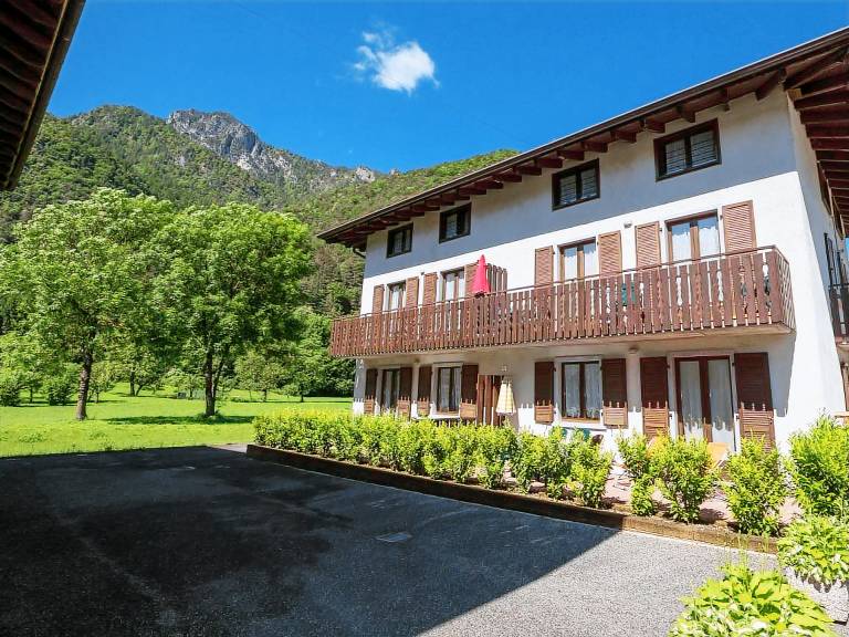 House with barbeque & yard in Ledro