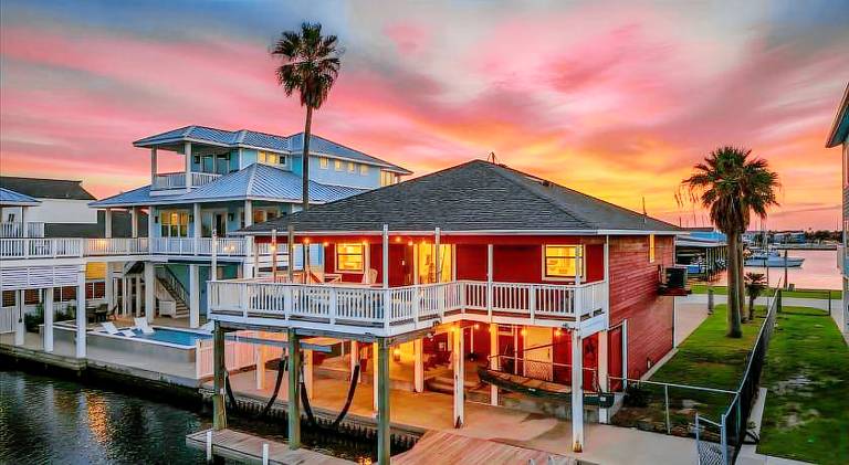 Fully equipped nice house with garden, private pool & barbecue | Dogs allowed in Galveston, TX