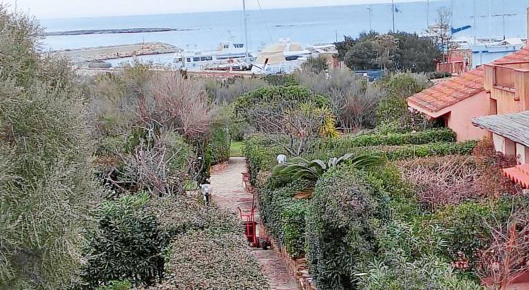 Vacation home with yard, terrace & barbecue in Budoni