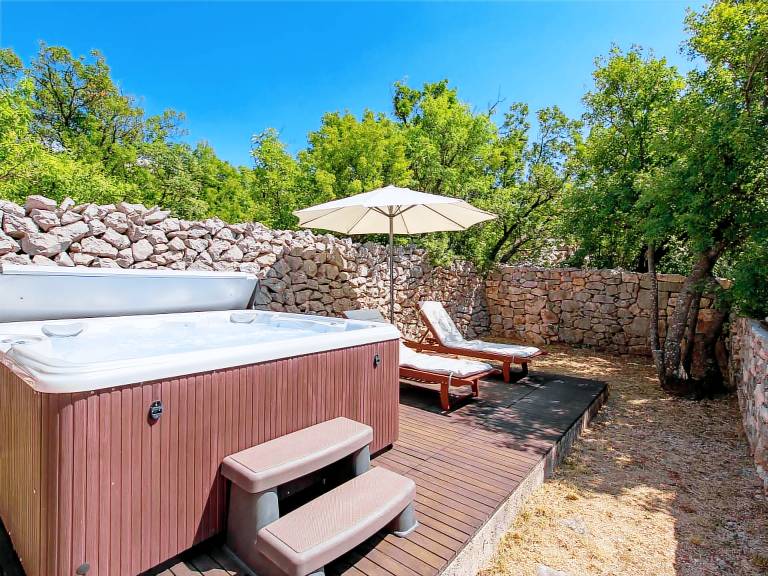 House with yard, jacuzzi & patio — photo 2