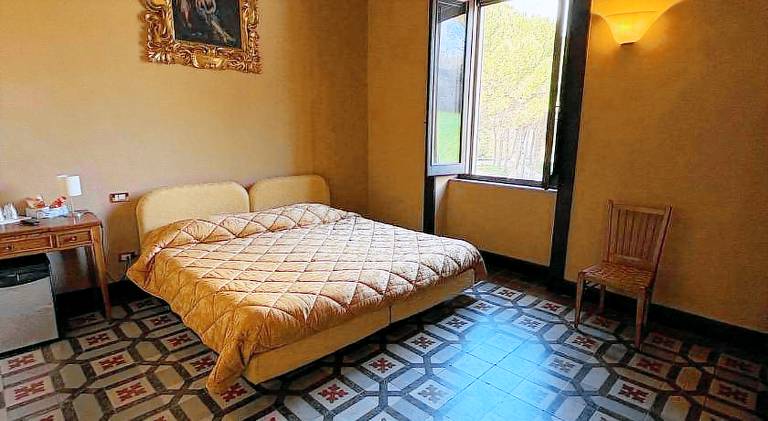 House with terrace, jacuzzi & garden — photo 2