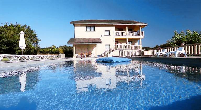 House with pool in Ames