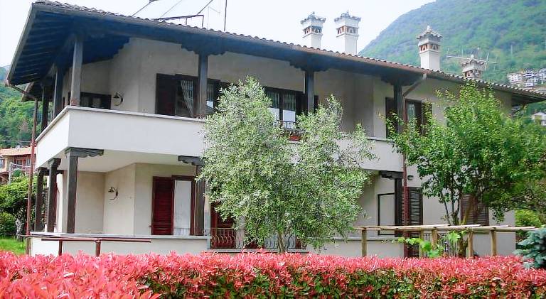 Rental apartment with patio, barbeque & yard | Beach nearby | Pets allowed in Gravedona