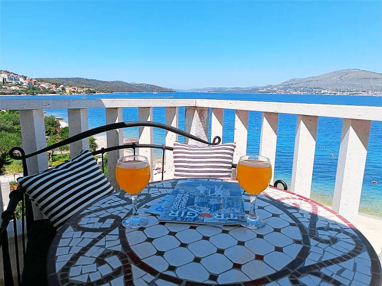 Fully equipped holiday apartment with terrace, grill & garden | Sea view | Beach nearby | Pets are welcome in Okrug