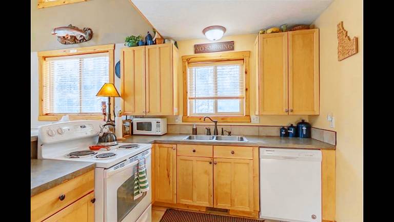 Family-oriented charming cabin with yard | Mountain view | Pets are welcome — photo 2