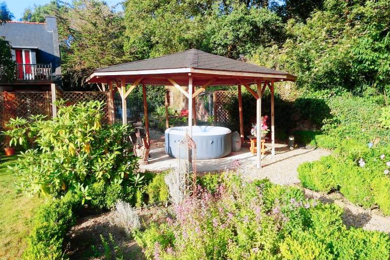 Pleasant gite with patio & yard | Pet-friendly — photo 2