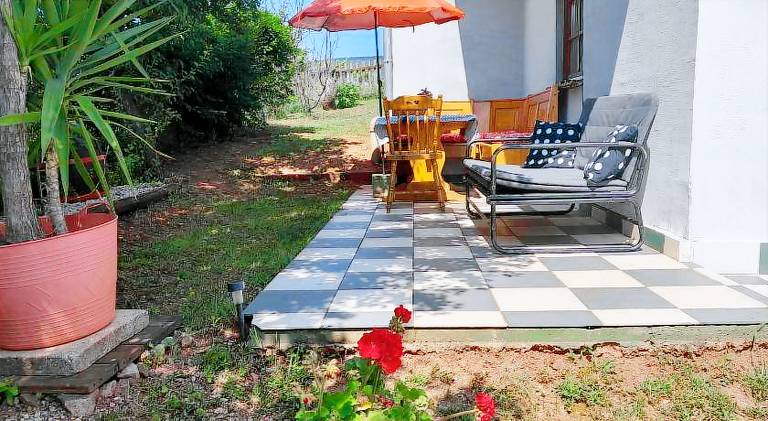 Vacation home with grill, garden & patio — photo 3
