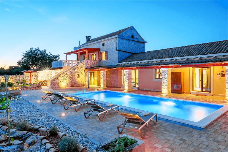 Pleasant villa with pool, hot tub & barbeque | Dogs allowed — photo 4