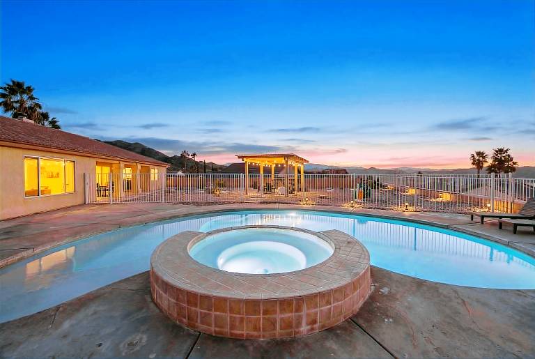 Child-friendly charming vacation home with barbeque, yard & private pool | Dogs allowed — photo 3