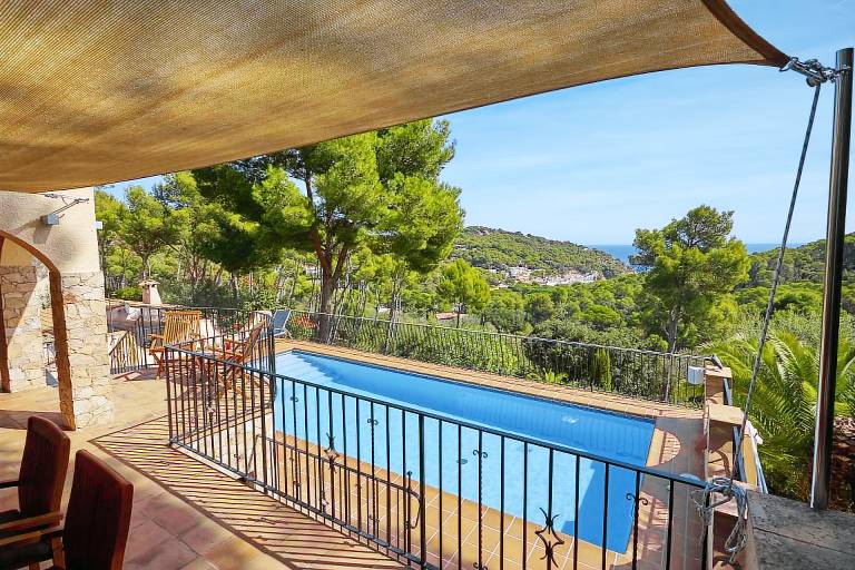 Fully equipped charming villa with private pool, BBQ & garden | Pets allowed — photo 4