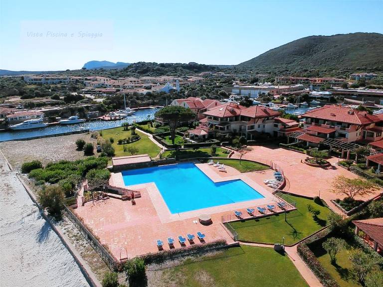 Apartment with pool & yard in Golfo Aranci