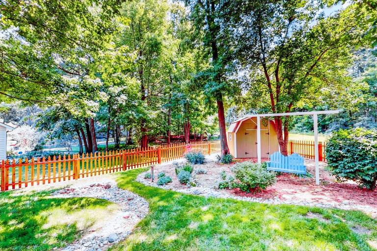 Dog-Friendly Yard! Family Retreat in Fort Wayne — photo 4