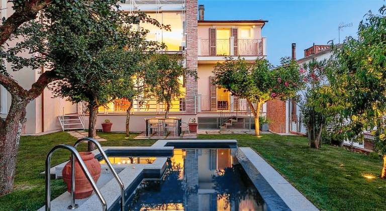 Rental apartment with barbecue, private pool & patio in Sinalunga