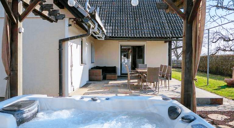 Villa with jacuzzi — photo 2