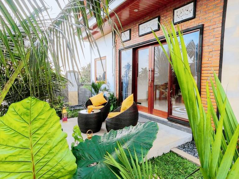 Villa with pool & garden — photo 3